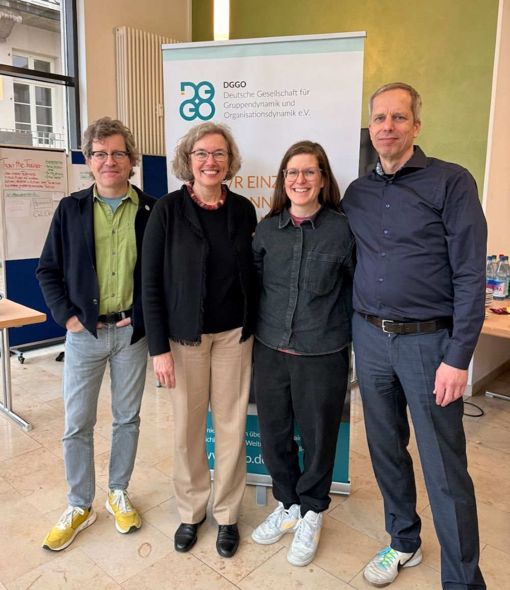 Bild mit Gruppe vor Bäumen