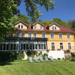 Das Tagungshaus liegt am Waldrand.